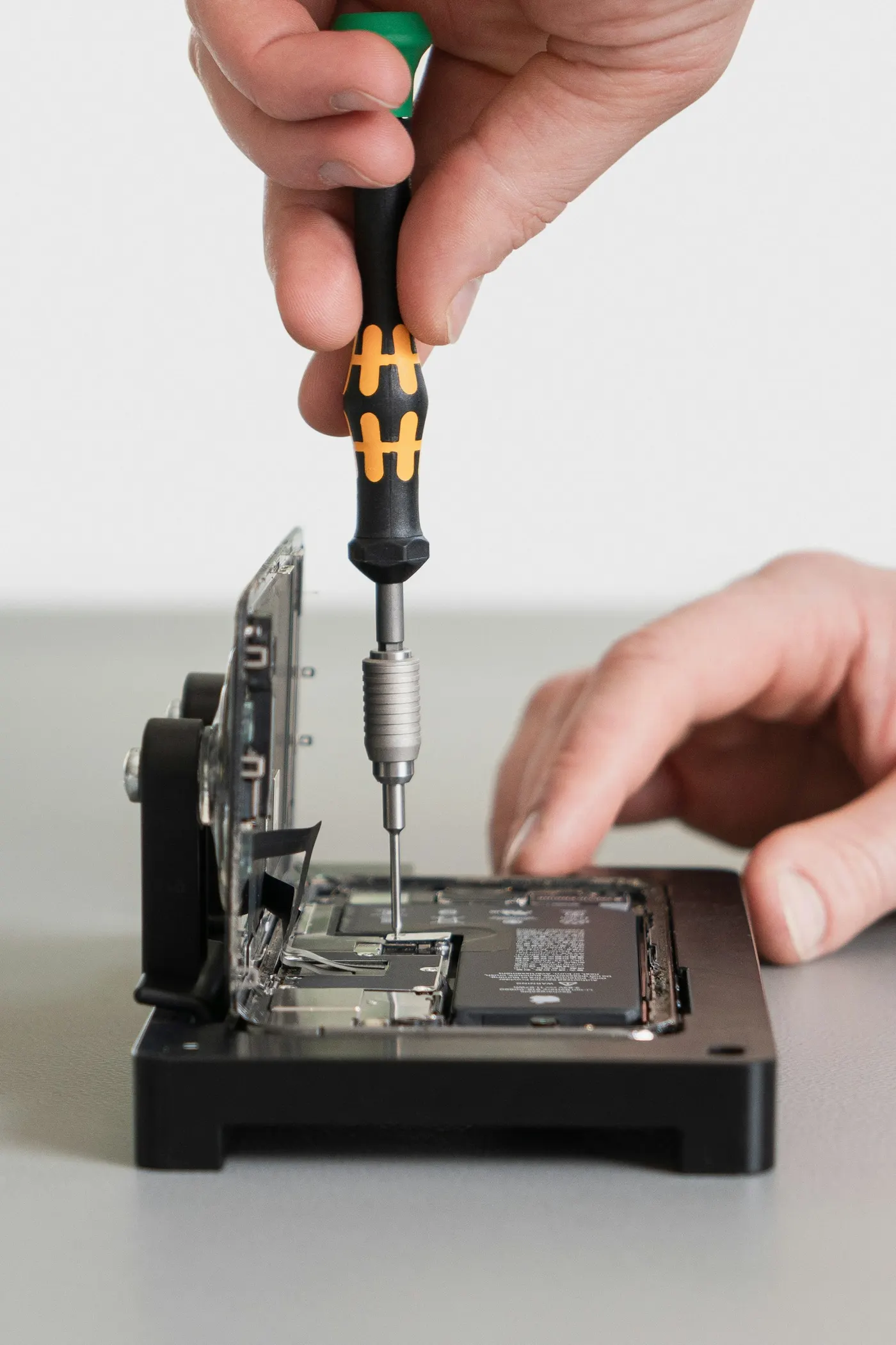 Técnico realizando reparo cuidadoso em celular