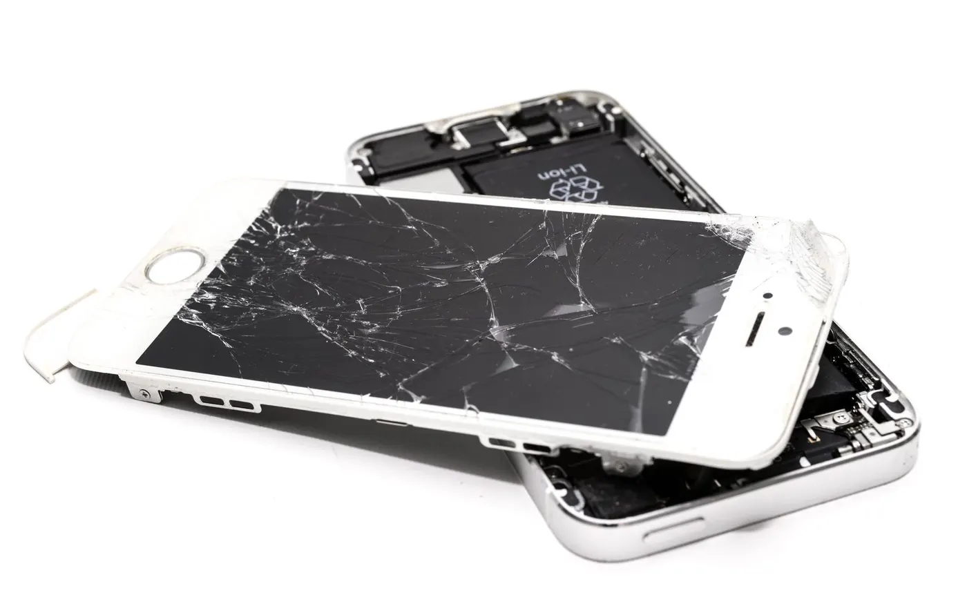 Celular com tela quebrada para reparo