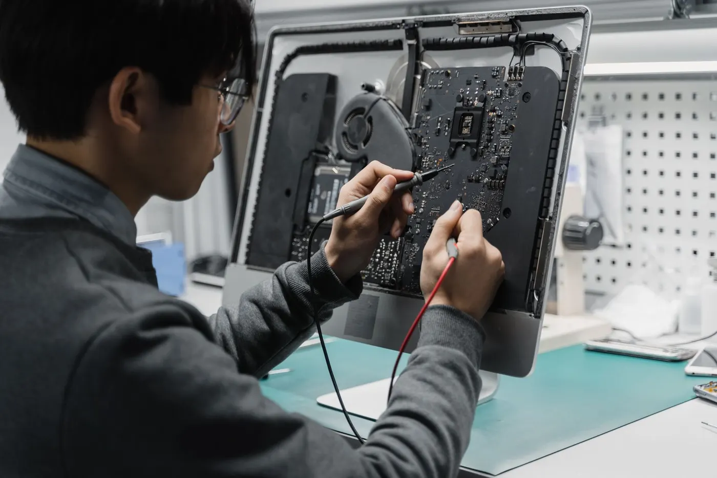 Técnico realizando manutenção em computador